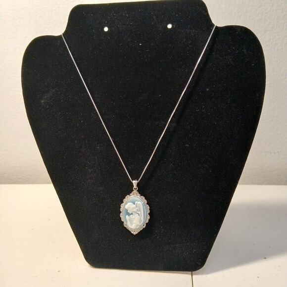 Sterling Silver Single Strand Silver Tone Blue Agate Cameo Lady Pendant Necklace - Picture 3 of 5